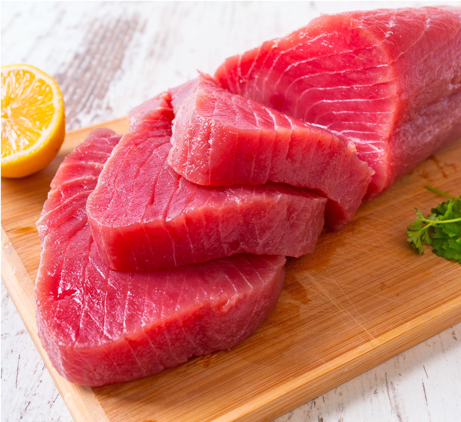 Freshly frozen tuna from Indonesia, expertly processed for export, ideal for seafood suppliers and wholesalers in the U.S. and Europe